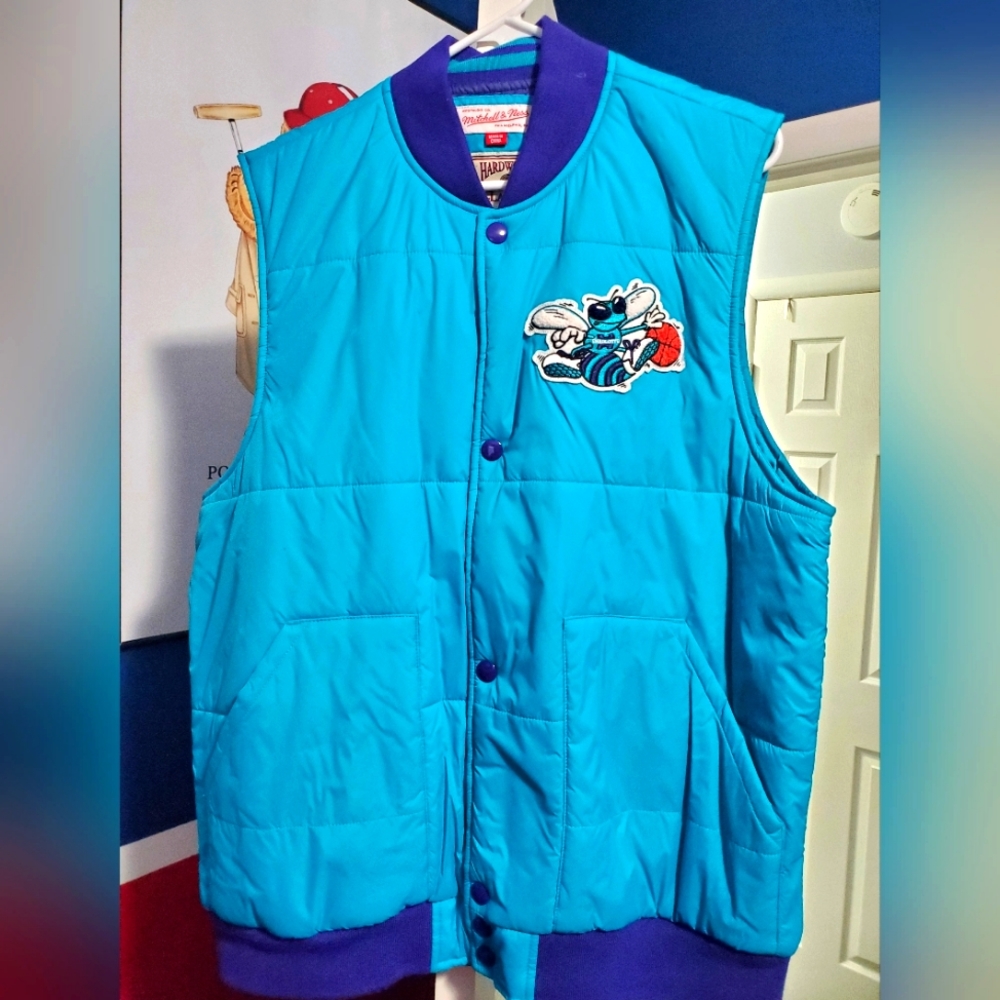 Mitchell and Ness Used Charlotte Hornets vest sz large.